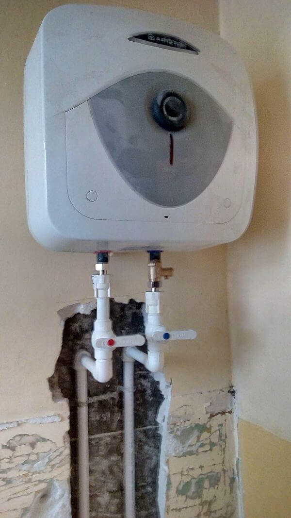 Boiler bucătărie trasee apă rece şi apă caldă